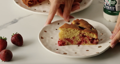 Prăjitură pufoasă cu căpșuni